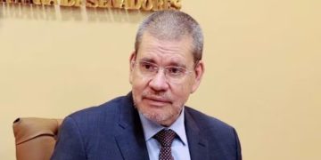 Senador critica que Ministerio de Salud «haya llegado tarde» en abrir diálogo con médicos