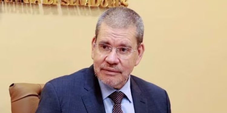 Senador critica que Ministerio de Salud «haya llegado tarde» en abrir diálogo con médicos
