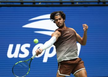 Alcaraz regresa con fuerza y avanza a segunda ronda del Abierto de Estados Unidos