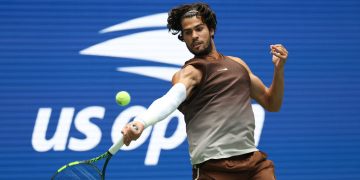 Alcaraz regresa con fuerza y avanza a segunda ronda del Abierto de Estados Unidos