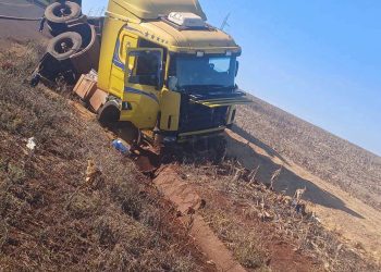 Camión cargado de soja volcó tras frenar para evitar embestir a una motocicleta en Minga Porã