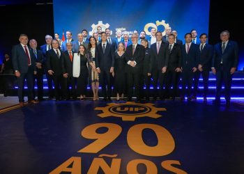 Ejecutivo anuncia medidas para fortalecer la industria y atraer inversiones