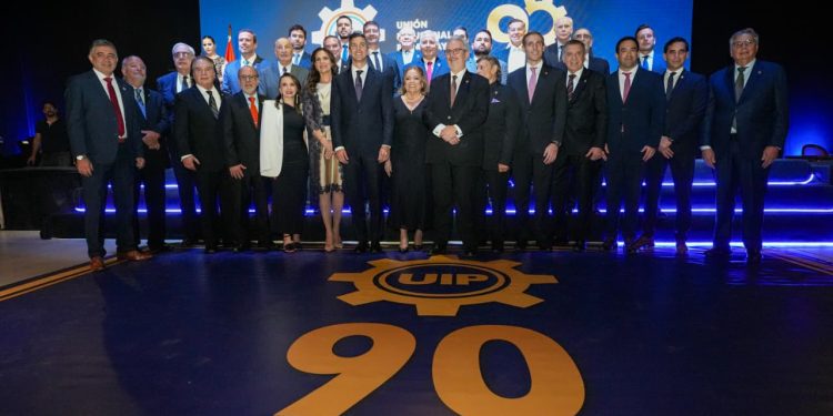 Ejecutivo anuncia medidas para fortalecer la industria y atraer inversiones