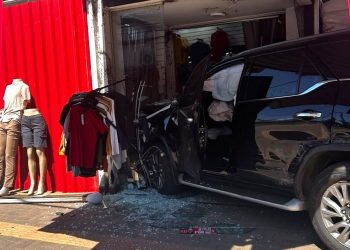 Camioneta terminó incrustada en un local tras choque en pleno centro de Luque