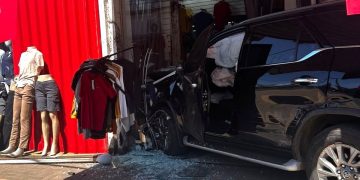 Camioneta terminó incrustada en un local tras choque en pleno centro de Luque