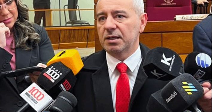 Diputado califica de «reacción natural» el escrache al presidente Santiago Peña