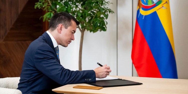 Presidente de Ecuador adelantó el décimo tercer sueldo para trabajadores públicos