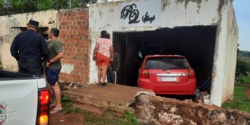 Militar ebrio perdió el control de su vehículo y terminó dentro de un comercio en Capiatá
