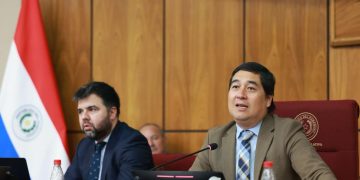 Senador propone US$ 20 millones al año para fortalecer a los bomberos