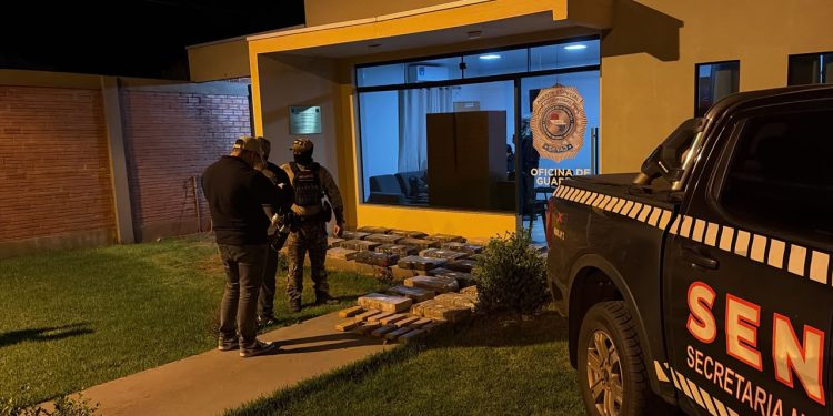 Incautan casi 300 kilos de marihuana en una zona ribereña de Saltos del Guairá
