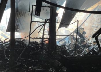 Incendio afectó seis puestos de venta en Alberdi