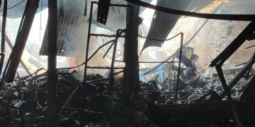 Incendio afectó seis puestos de venta en Alberdi