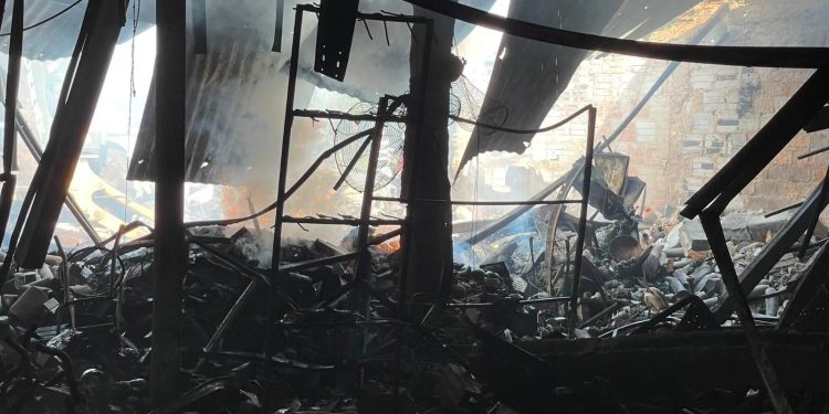 Incendio afectó seis puestos de venta en Alberdi