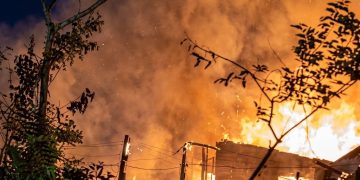 Un hombre murió atrapado en un incendio que consumió cinco viviendas