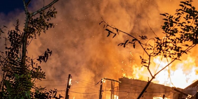 Un hombre murió atrapado en un incendio que consumió cinco viviendas