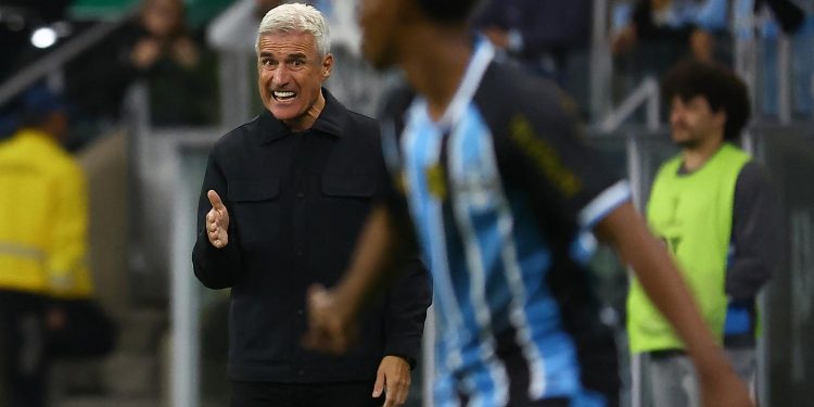 Estafador se hizo pasar por deté de Gremio y engañó a jugadores para pedirles dinero