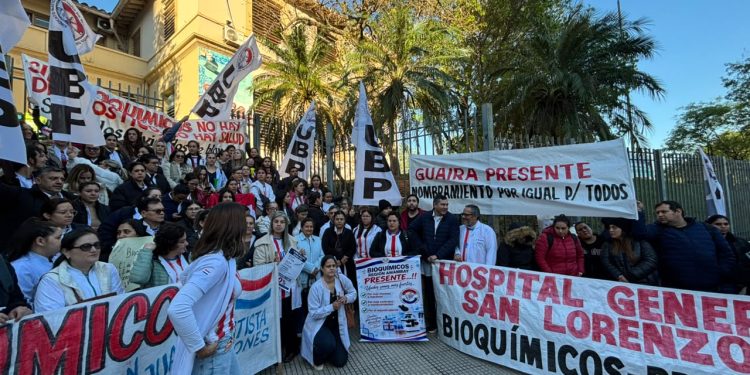 Bioquímicos anuncian asamblea para definir eventual paro nacional de laboratorios