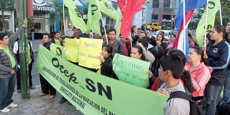 Cuatro gremios docentes mantienen huelga y se desmarcan del acuerdo Gobierno-FEP