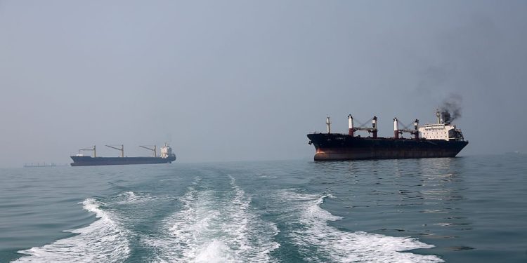 Expectativa de diálogo entre EE.UU e Irán lleva al petróleo a la baja
