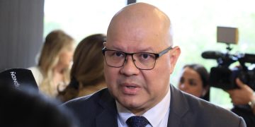 Aumento salarial generalizado para médicos “no es viable”, ratifica titular del MEF