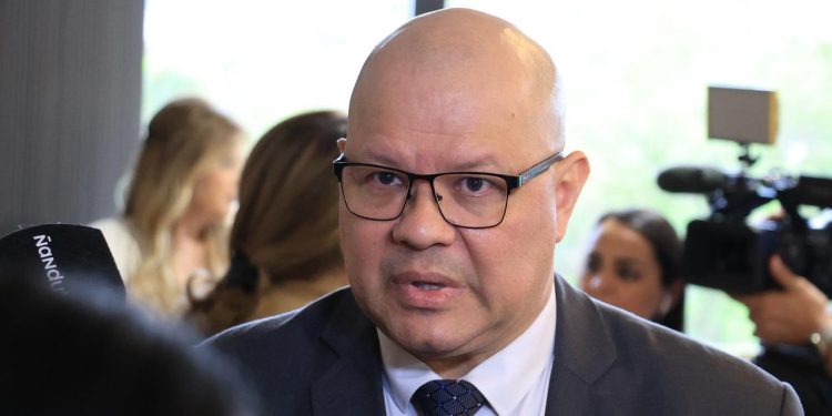 Aumento salarial generalizado para médicos “no es viable”, ratifica titular del MEF