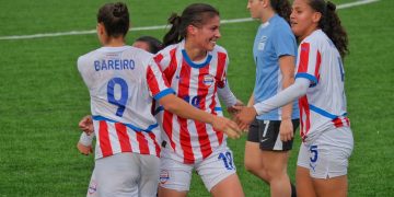 Paraguay logró su primer triunfo al vencer sobre el final a Uruguay