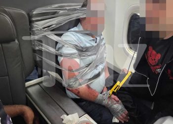 Pasajero borracho fue atado a su asiento tras atacar a la tripulación en pleno vuelo