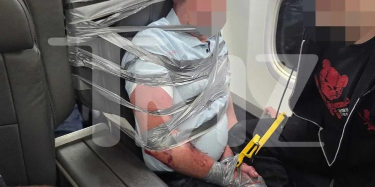 Pasajero borracho fue atado a su asiento tras atacar a la tripulación en pleno vuelo