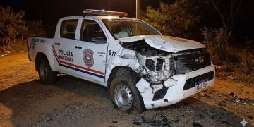 Patrullera policial choca contra una camioneta durante persecución en Minga Porã