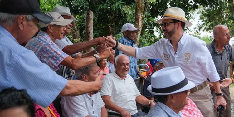 Presidente de Colombia dona su primer salario a dos hogares geriátricos