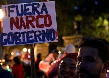Miles protestan en Costa Rica en defensa de la democracia