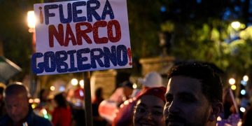 Miles protestan en Costa Rica en defensa de la democracia