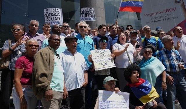 Venezuela reporta casi 30 excarcelaciones, entre ellas presos por motivos políticos