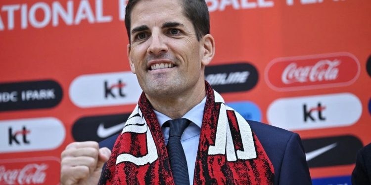 El entrenador interino de Corea del Sur niega haber utilizado IA para preparar los partidos, al anunciar la primera lista de convocados