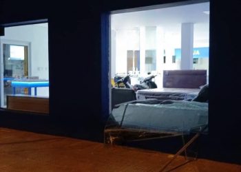 Rompen vidriera y roban electrodomésticos y celulares de un local en Paraguarí