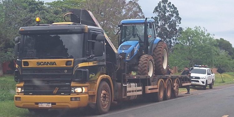 Secuestran tractor por deuda millonaria en Yasy Cañy