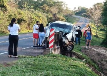 Hombre muere tras despistar y chocar contra un puente en San Roque González