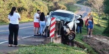 Hombre muere tras despistar y chocar contra un puente en San Roque González