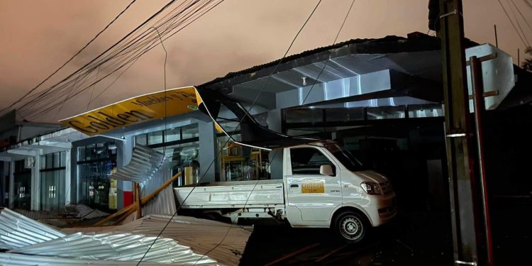 Fuerte tormenta causa destrozos y cortes de energía en Saltos del Guairá