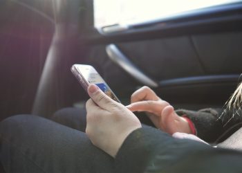 UE prepara nuevas restricciones para menores en redes sociales, videojuegos e IA