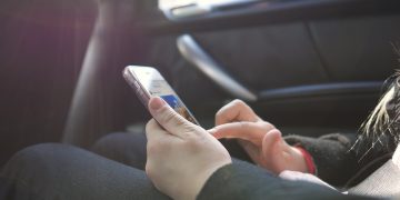 UE prepara nuevas restricciones para menores en redes sociales, videojuegos e IA