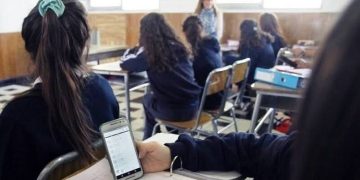 Ley que restringe el uso de celulares en escuelas y colegios tendrá sanción automática