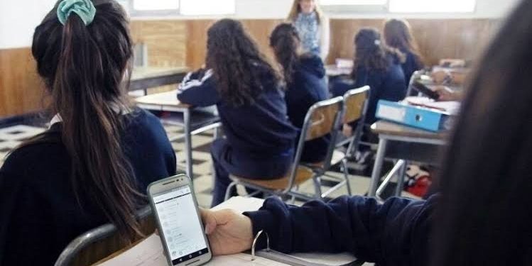 Ley que restringe el uso de celulares en escuelas y colegios tendrá sanción automática