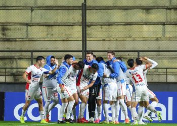 Nacional triunfa como local ante 2 de Mayo y mete presión al líder