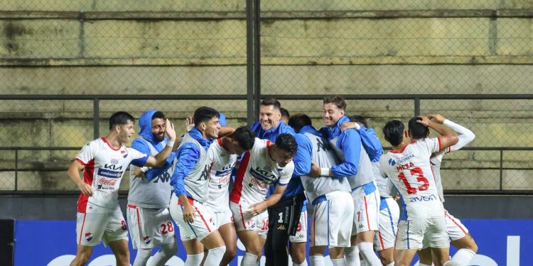 Nacional triunfa como local ante 2 de Mayo y mete presión al líder