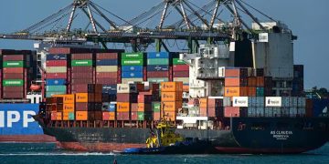 Exportaciones crecen 24,7% y generan superávit comercial