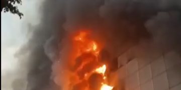 Incendio de gran magnitud afecta el microcentro de Ciudad del Este