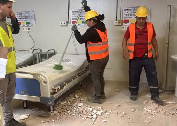 IPS Central: cae parte del techo sobre una madre que amamantaba a su bebé