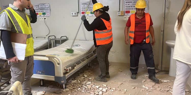 IPS Central: cae parte del techo sobre una madre que amamantaba a su bebé