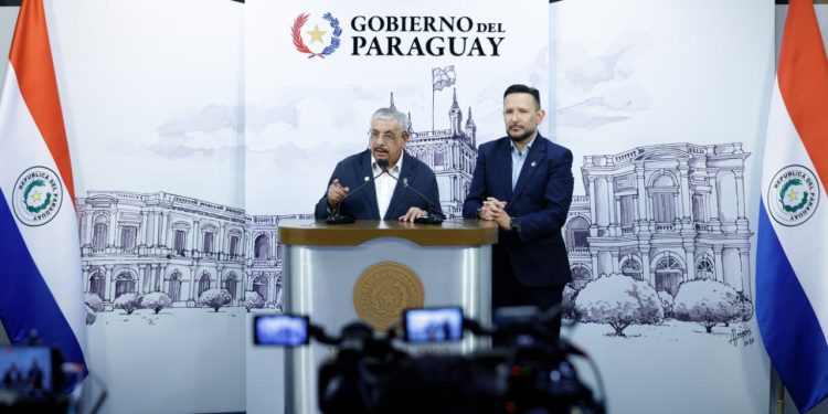 Ministro de Salud y titular del IPS presentan plan de cooperación e inversión en insumos